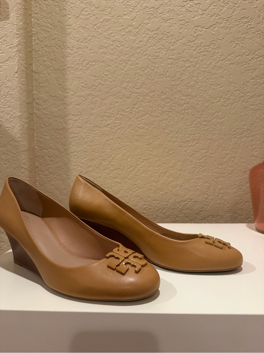 New Tory Burch Tan Leather Logo Wedge Flats - Picture 3 of 5